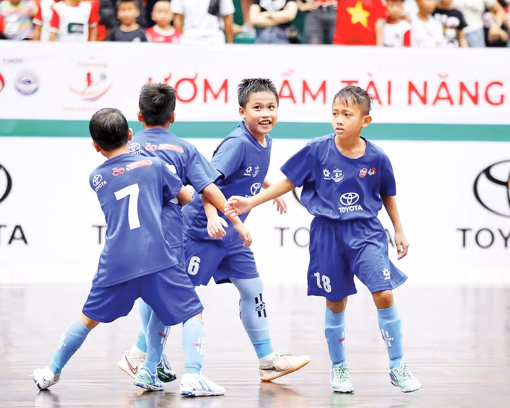 niem-vui-cua-u9-viet-hung-thanh-hoa-tai-giai-bong-da-nhi-dong-toan-quoc-2025-anh-gia-han.jpg