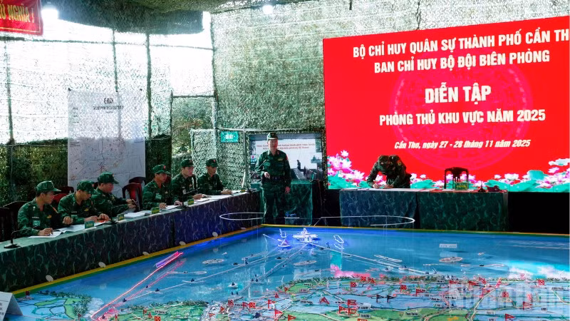 Thực hành tác chiến phòng thủ, xử trí tình huống trên sa bàn, bản đồ, Ban Chỉ huy Bộ đội Biên phòng đánh địch tiến công vào địa bàn các xã, phường ven biển.