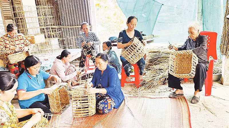 Các sản phẩm thủ công từ thân cây năn tượng có giá trị cao. 