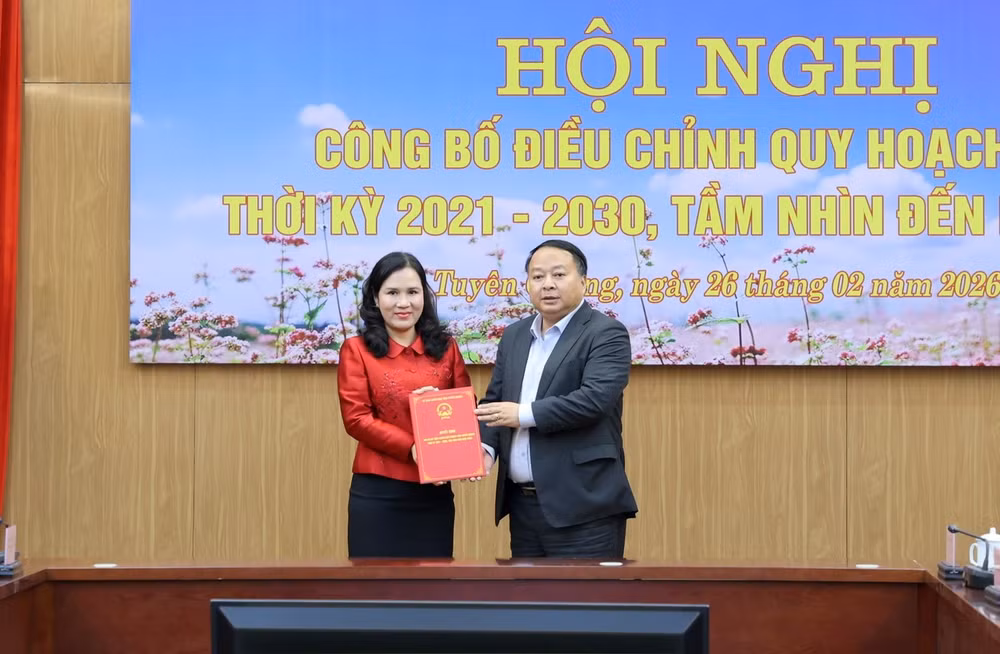 Đồng chí Chủ tịch UBND tỉnh Tuyên Quang Phan Huy Ngọc trao Quyết định phê duyệt Điều chỉnh Quy hoạch tỉnh cho lãnh đạo Sở Tài chính.