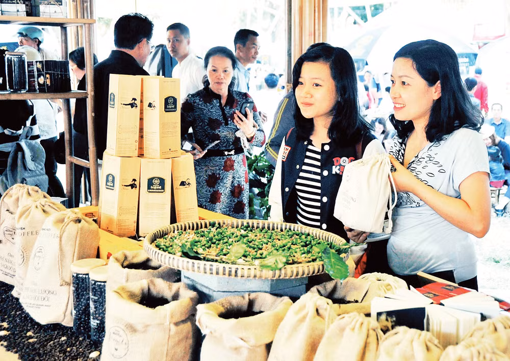 Lâm Đồng giới thiệu các loại cà phê tại hội chợ hàng nông sản. Ảnh: Hải Nam