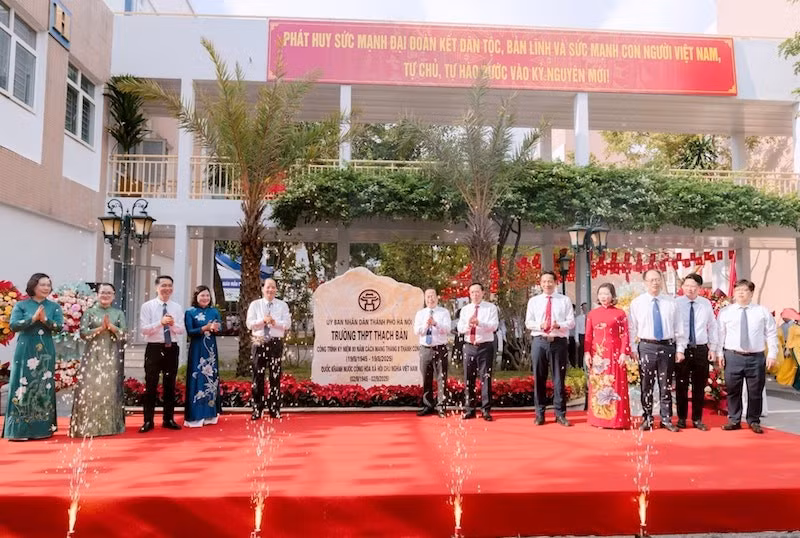 Lãnh đạo thành phố Hà Nội và phường Long Biên thực hiện gắn biển công trình cấp thành phố với trường THPT Thạch Bàn.