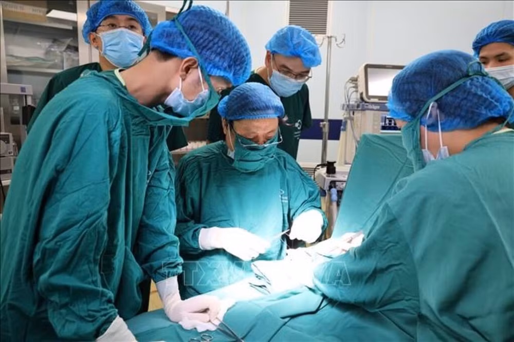 Các y, bác sỹ đầu ngành thực hiện phẫu thuật miễn phí cho trẻ em tại Bệnh viện Sản Nhi tỉnh Phú Thọ. 