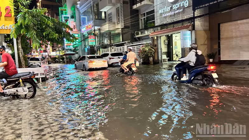 Nhiều tuyến đường nội ô thành phố Cần Thơ bị ngập sau cơn mưa.