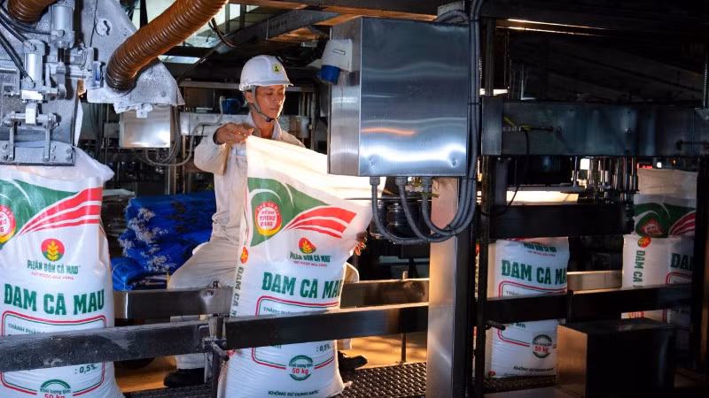 Hình ảnh dây chuyền đóng bao tại Nhà máy Đạm Cà Mau.