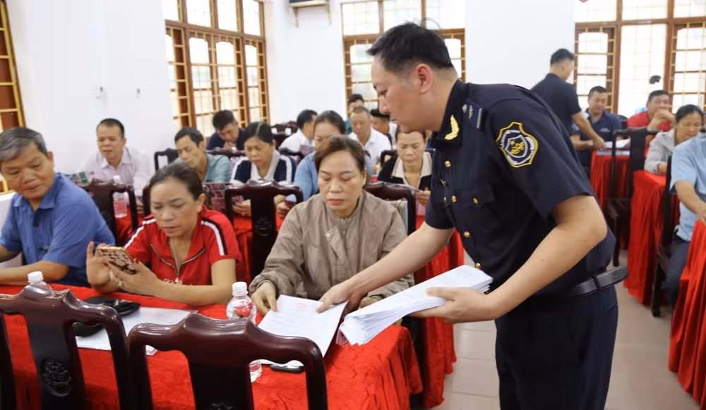 can-bo-hai-quan-quang-ninh-tuyen-truyen-pho-bien-phap-luat-den-nhan-dan-phuong-mong-cai-2-anh-huu-viet-3244.jpg