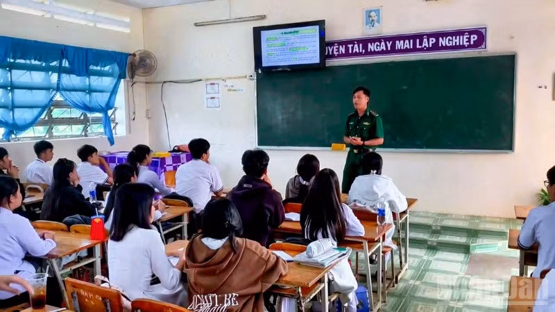 Quang cảnh buổi tuyên truyền tại một lớp học Trường trung học cơ sở và trung học phổ thông Lai Hòa.