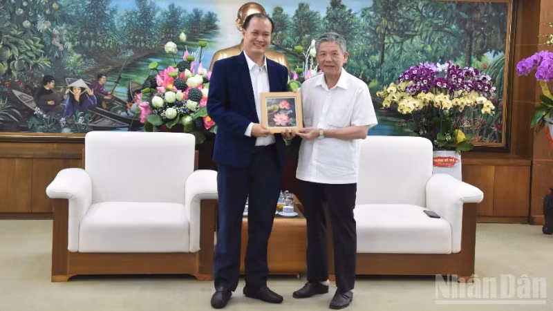 Công ty cổ phần Tập đoàn năng lượng Việt Sin đến Đồng Tháp để tìm hiểu cơ hội hợp tác.