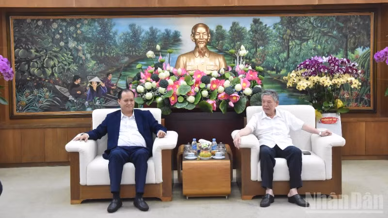 Đồng chí Ngô Chí Cường giới thiệu những tiềm năng, lợi thế của tỉnh Đồng Tháp.