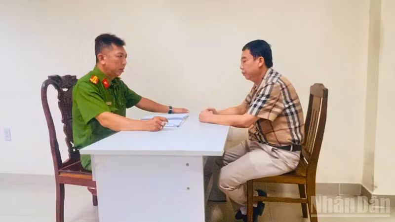 Điều tra viên làm việc với đối tượng Thái Huy Phong.