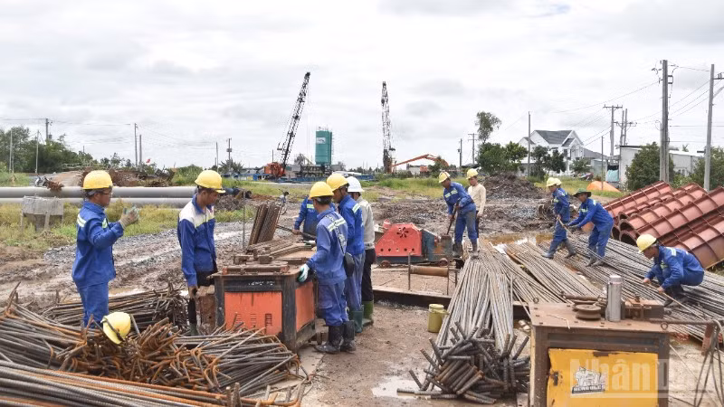 Rất nhiều công nhân làm việc tại công trường cao tốc An Hữu-Cao Lãnh ngày 2/9.