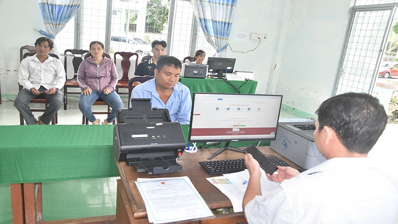 Bộ phận hành chính công tại xã Bình Trưng mới đi vào hoạt động phục vụ người dân.
