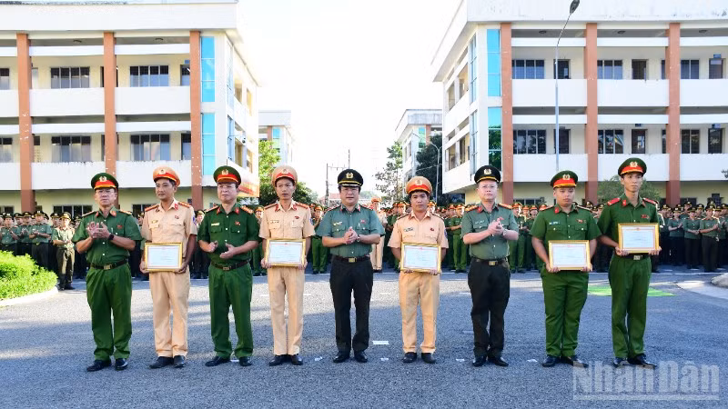 Đại diện Ban giám đốc Công an tỉnh Đồng Tháp trao thưởng cho tổ công tác. 