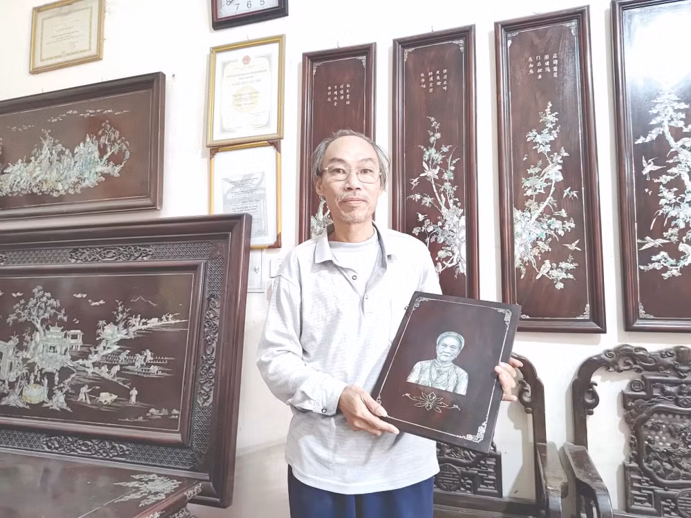 Sản phẩm khảm trai Chuyên Mỹ (xã Chuyên Mỹ) mang giá trị văn hóa đặc sắc. Ảnh: Văn Học