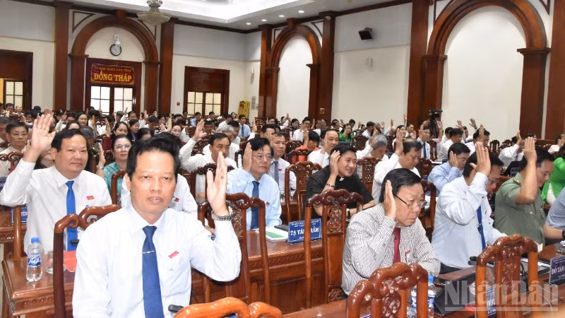 Các đại biểu biểu quyết thông qua dự thảo nghị quyết tại kỳ họp.