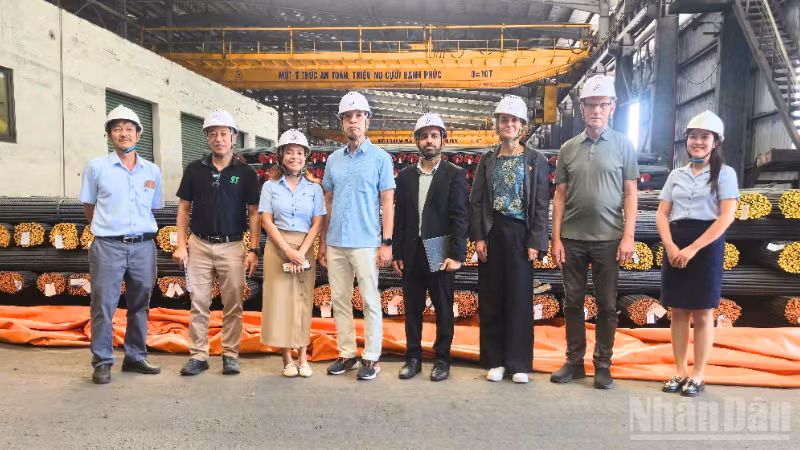 Cục Đổi mới sáng tạo, Chuyển đổi xanh và Khuyến công, Bộ Công thương cùng đối tác Đan Mạch khảo sát thực tế doanh nghiệp tại Cần Thơ.