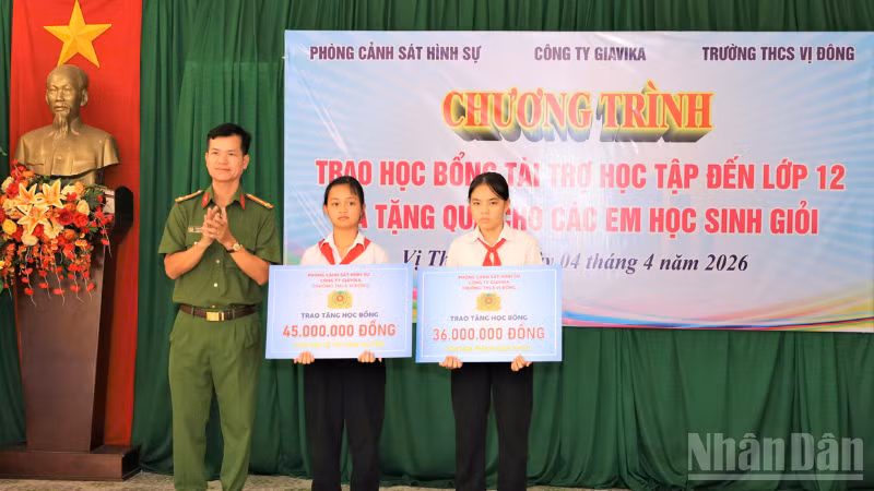 Công an thành phố Cần Thơ trao học bổng tặng học sinh khó khăn vượt khó trong học tập.