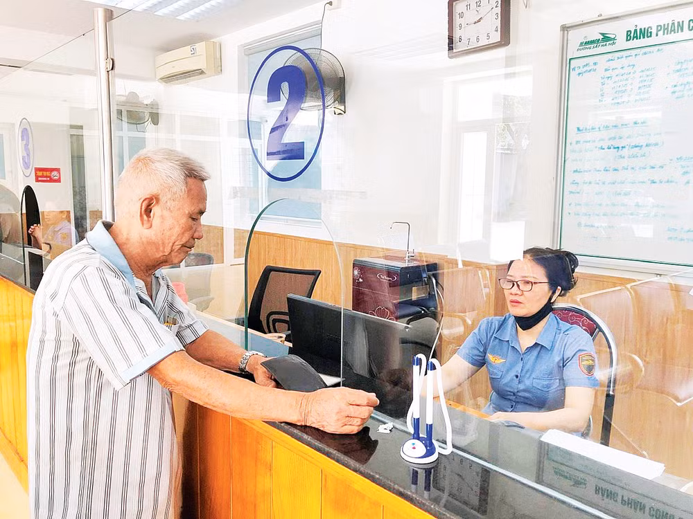 Hành khách mua vé tàu tại ga Vinh.