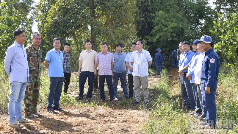 Đoàn công tác Bộ Chỉ huy Quân sự tỉnh Đồng Tháp thăm, động viên cán bộ, chiến sĩ tại địa điểm tìm kiếm hài cốt liệt sĩ trên nước bạn Campuchia.