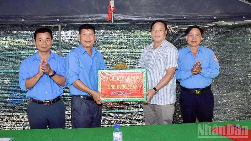 ndo_br_dai-ta-nguyen-van-hoa-pho-bi-thu-dang-uy-chinh-uy-bo-chqs-tinh-tang-qua-dong-vien-can-bo-chien-si-doi-k91-9152.jpg
