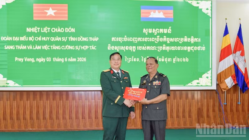 ndo_br_dai-ta-nguyen-van-hoa-pho-bi-thu-dang-uy-chinh-uy-bo-chqs-tinh-tang-qua-trung-tuong-muon-sa-mon-chi-huy-truong-tieu-khu-quan-su-prey-veng-3451.jpg