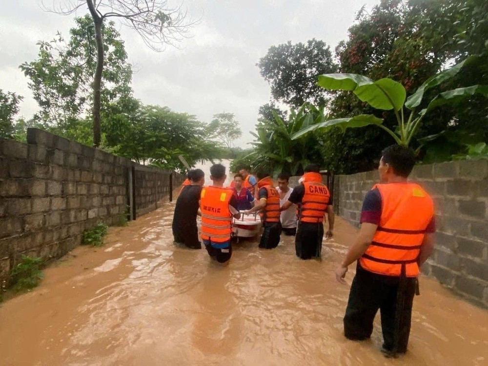 Lực lượng Công an tỉnh Thái Nguyên phối hợp lực lượng cơ sở đưa người dân tại xã Bình Sơn, thành phố Sông Công ra khỏi khu vực ngập lụt. (Ảnh Quang Linh)