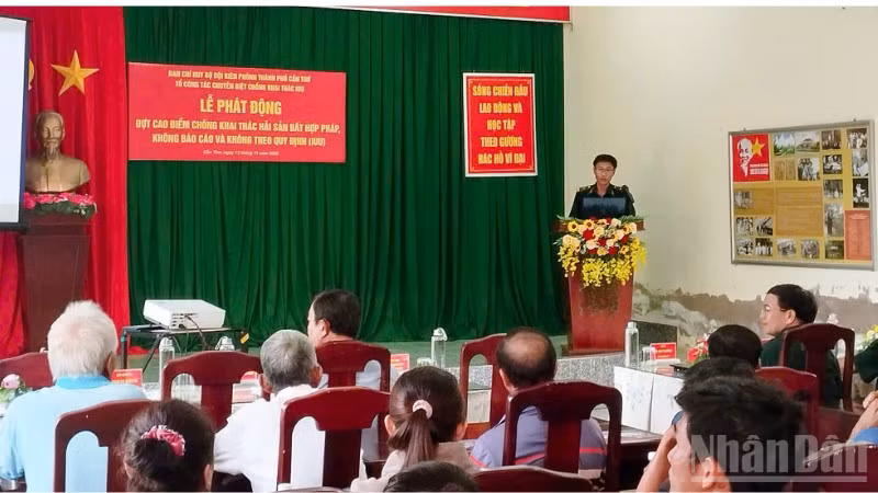 Quang cảnh buổi tuyên truyền cho ngư dân khu vực biên giới biển xã Cù Lao Dung.