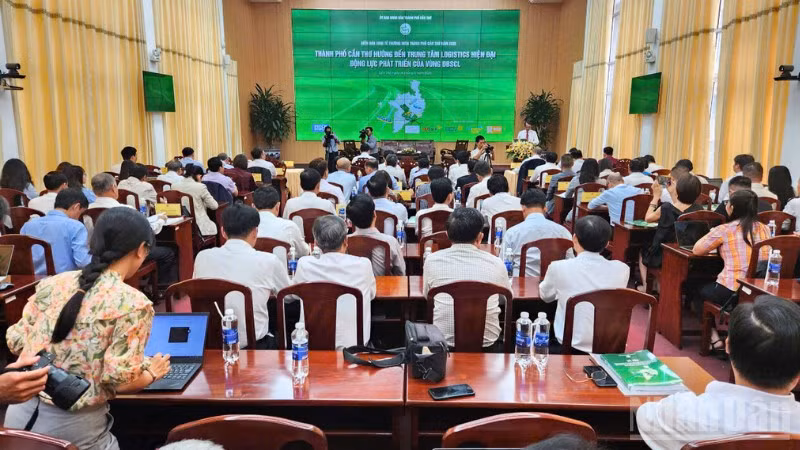 Quang cảnh diễn đàn.
