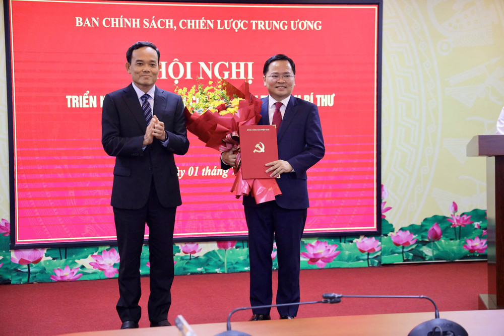 Đồng chí Trần Lưu Quang chúc mừng đồng chí Nguyễn Anh Tuấn. z6761267273377-0e12a53396c685632e60b3d97ef74a42.jpg