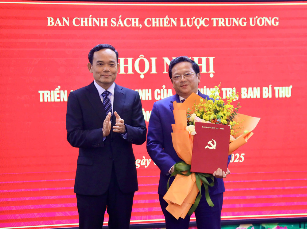 Đồng chí Trần Lưu Quang chúc mừng đồng chí Nguyễn Đức Hiển z6761268106088-daf7dbe0510c876177df4234f7377e4c.jpg