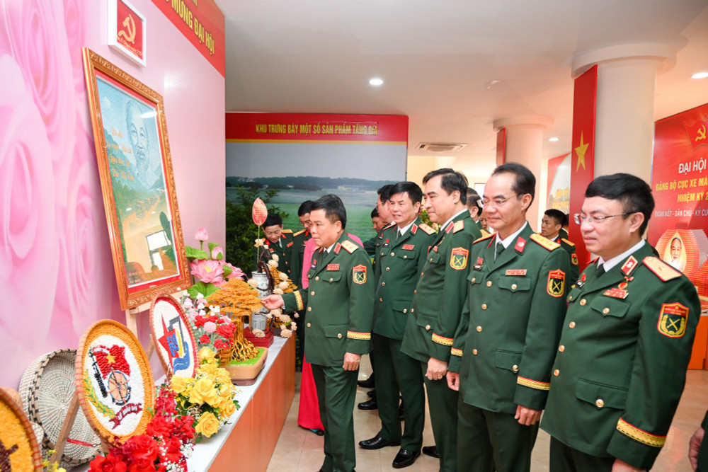 Các đại biểu tham quan gian trưng bày chào mừng Đại hội. (Ảnh: THẾ ĐẠI) dai-hoi-dang-bo-cuc-xe-may-van-tai-9690.jpg