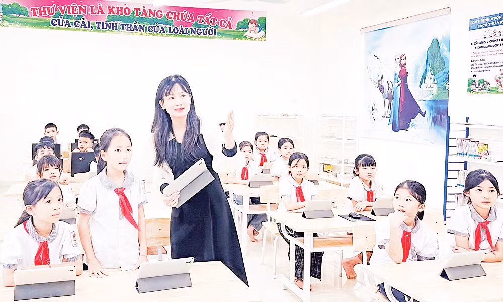 Ứng dụng công nghệ vào học tập tại Trường Tiểu học Khám Lạng (xã Bắc Lũng). Ảnh: Minh Thu