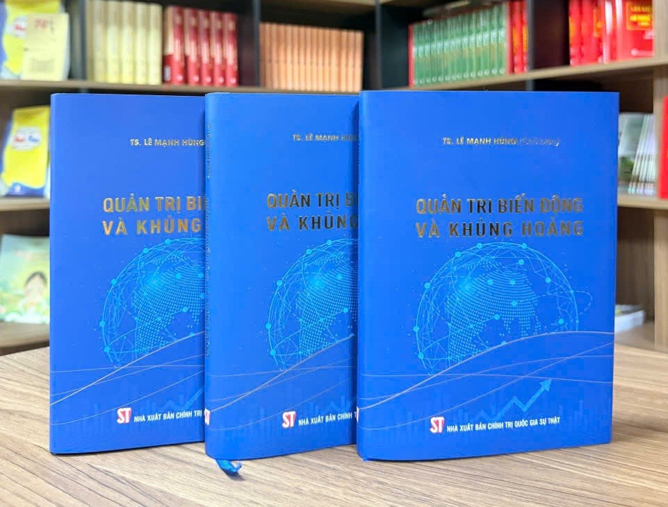 Cuốn sách "Quản trị biến động và khủng hoảng" vừa được Nhà xuất bản Chính trị quốc gia Sự thật ấn hành. quan-tri-bien-dong-2040.jpg