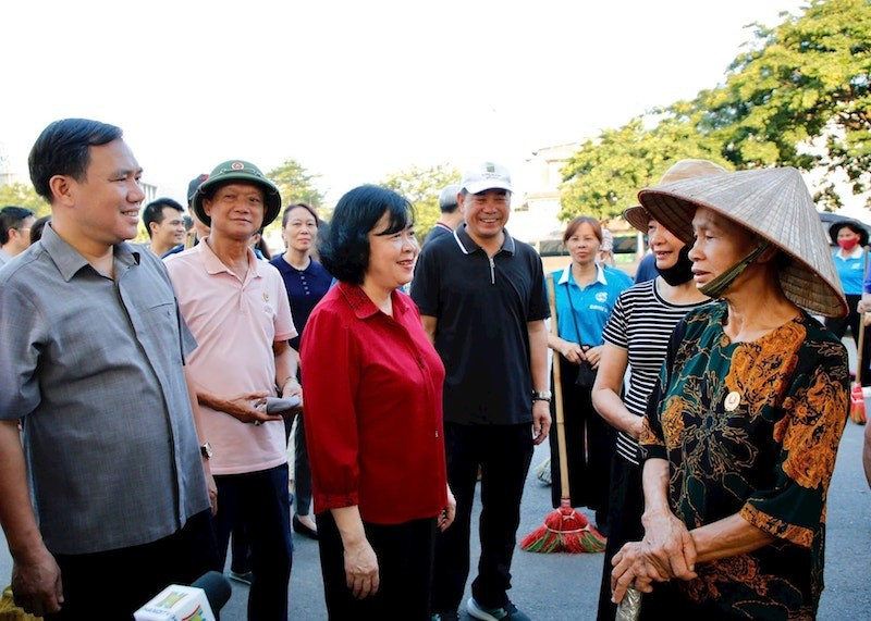 Đồng chí Bùi Thị Minh Hoài trò chuyện với người dân tham gia vệ sinh môi trường. bi-thu-2.jpg