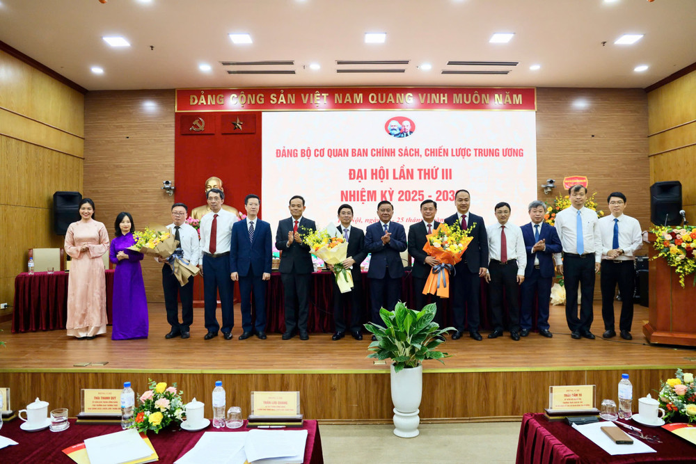 Các đồng chí Trần Cẩm Tú và Trần Lưu Quang chúc mừng tập thể Ban Chấp hành Đảng bộ cơ quan Ban Chính sách, chiến lược Trung ương nhiệm kỳ 2025-2030. cac-dong-chi-lanh-dao-chuc-mung-ban-chap-hanh-dang-bo-co-quan-ban-chinh-sach-chien-luoc-nhiem-ky-2025-2030.jpg