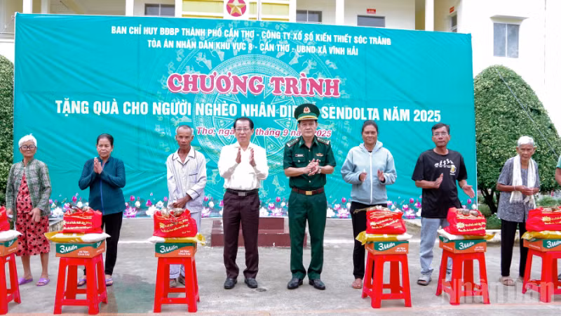 Đại tá Huỳnh Thanh Hùng, Chính ủy Bộ đội Biên phòng thành phố Cần Thơ và mạnh thường quân tặng quà cho bà con nghèo tại chương trình.