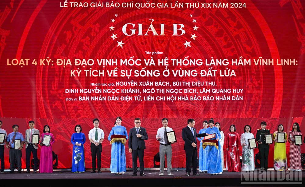 Trao giải B cho các tác giả, nhóm tác giả đoạt giải. ndo_br_z6729106056698-47d9f99978077e474e222c4d786b2b88.jpg