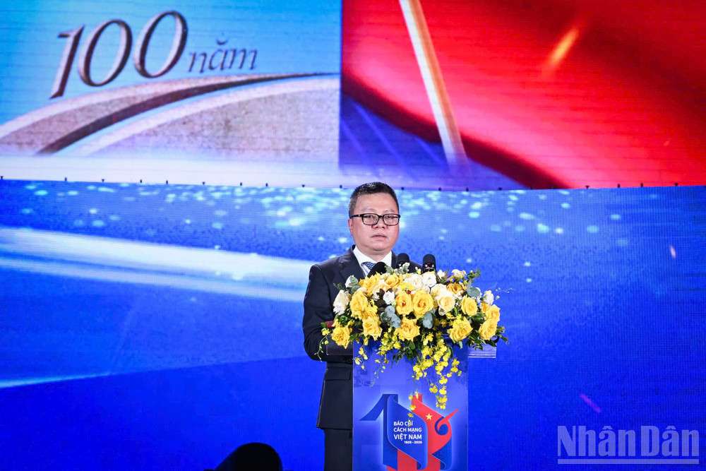 Đồng chí Lê Quốc Minh, Ủy viên Trung ương Đảng, Tổng Biên tập Báo Nhân Dân, Phó Trưởng Ban Tuyên giáo và Dân vận Trung ương, Chủ tịch Hội Nhà báo Việt Nam phát biểu khai mạc buổi lễ. ndo_br_z6729051970731-4c2508c1c0e53201a199d02b6ef22e67.jpg