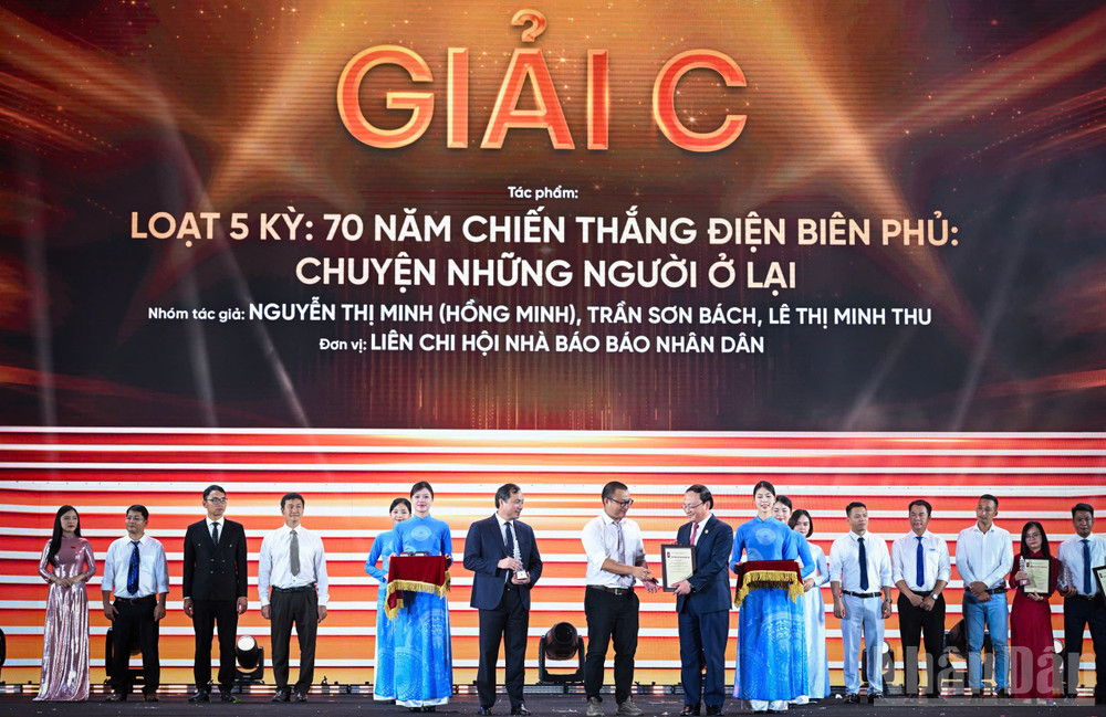 Trao giải C cho các tác giả, nhóm tác giả đoạt giải. ndo_br_z6729051994733-eaa6356bc32182dcccca8c435afc6f0d.jpg