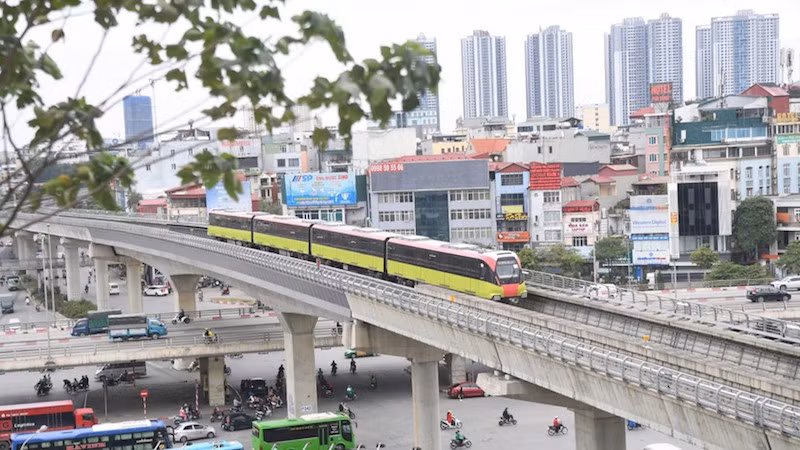 Tàu đường sắt đô thị chạy trên đoạn trên cao của tuyến đường sắt đô thị số 3, Nhổn-ga Hà Nội. 