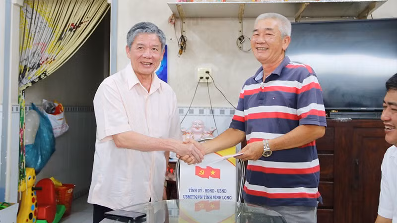 Bí thư Tỉnh ủy Vĩnh Long Ngô Chí Cường (trái) đến thăm, tặng quà thương binh Dương Thành Thảo, Khóm 7, phường Trà Vinh.