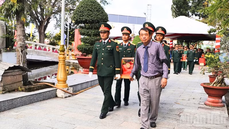 Lãnh đạo thành phố Cần Thơ đưa tiễn các liệt sĩ về nơi an nghỉ.