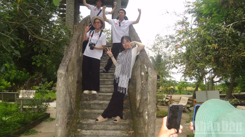 Du khách trải nghiệm môi trường thiên nhiên sinh thái tại Khu du lịch Mùa Xuân.