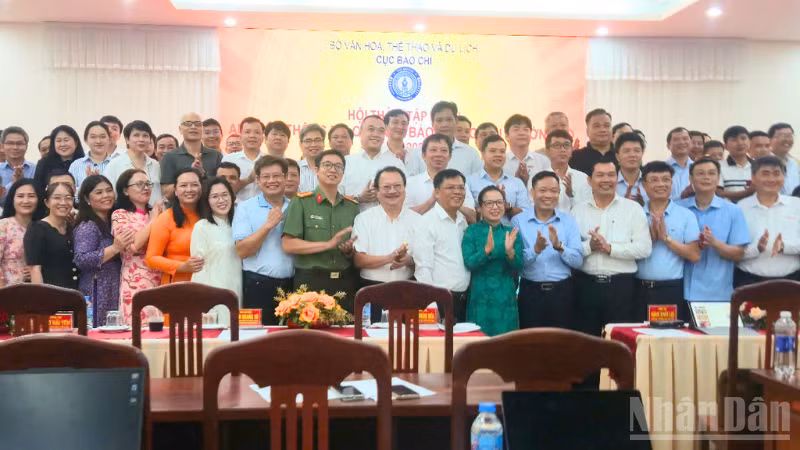 Ban tổ chức chụp hình lưu niệm cùng học viên.