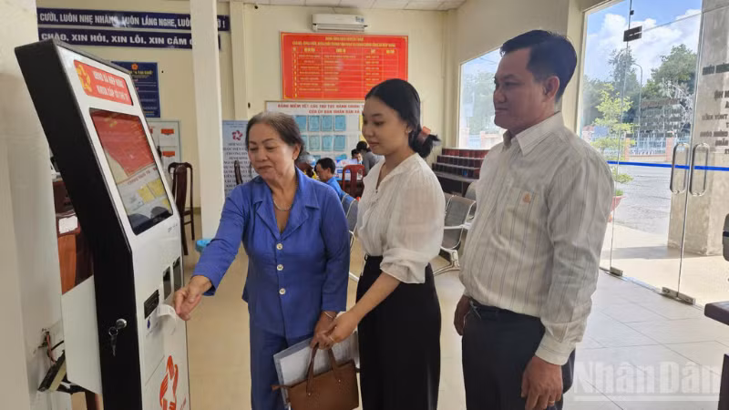 Người dân thao tác trên máy tại Trung tâm Phục vụ hành chính công xã Hiệp Hưng, thành phố Cần Thơ. 
