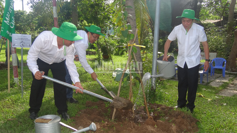 Các đại biểu trồng cây xanh dọc theo tuyến đường giao thông. ndo_c_thiet-ke-chua-co-ten-1.png