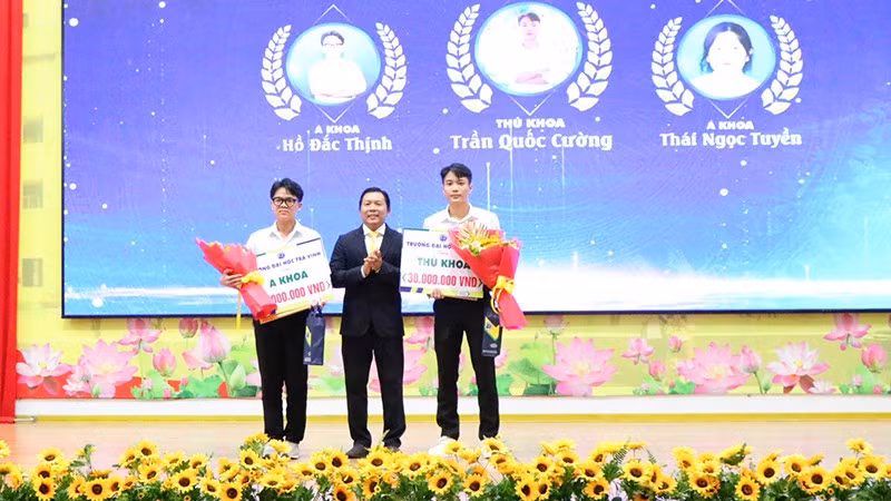 Trường đại học Trà Vinh vinh danh thủ khoa, á khoa kỳ tuyển sinh đại học chính quy năm 2025 tại lễ khai giảng năm học mới.