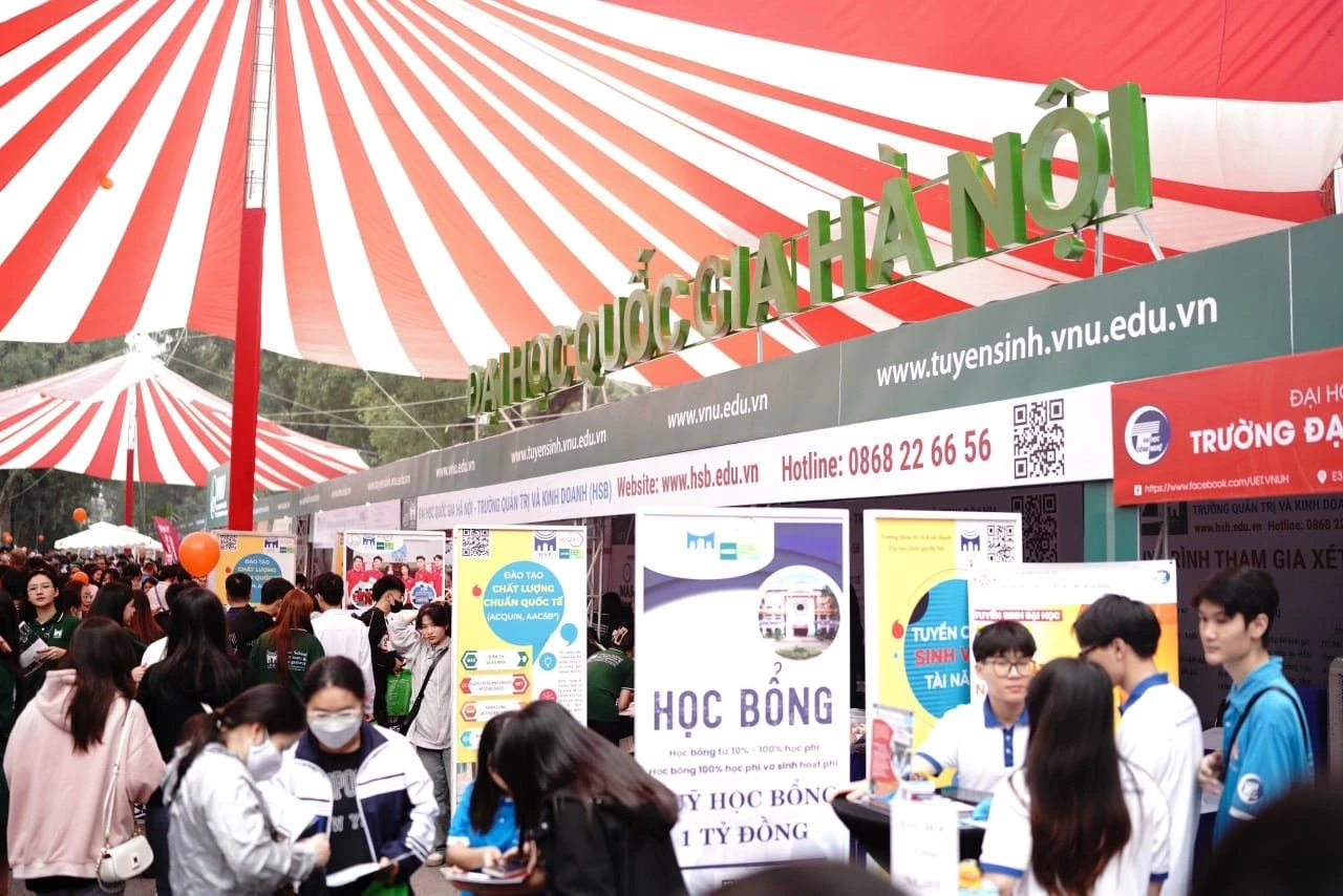 Đông đảo sinh viên đến gian hướng nghiệp của Trường ĐH Quốc gia Hà Nội để được tư vấn chuyên sâu về phương thức tuyển sinh tăng cơ hội trúng tuyển, các gói hỗ trợ học tập.