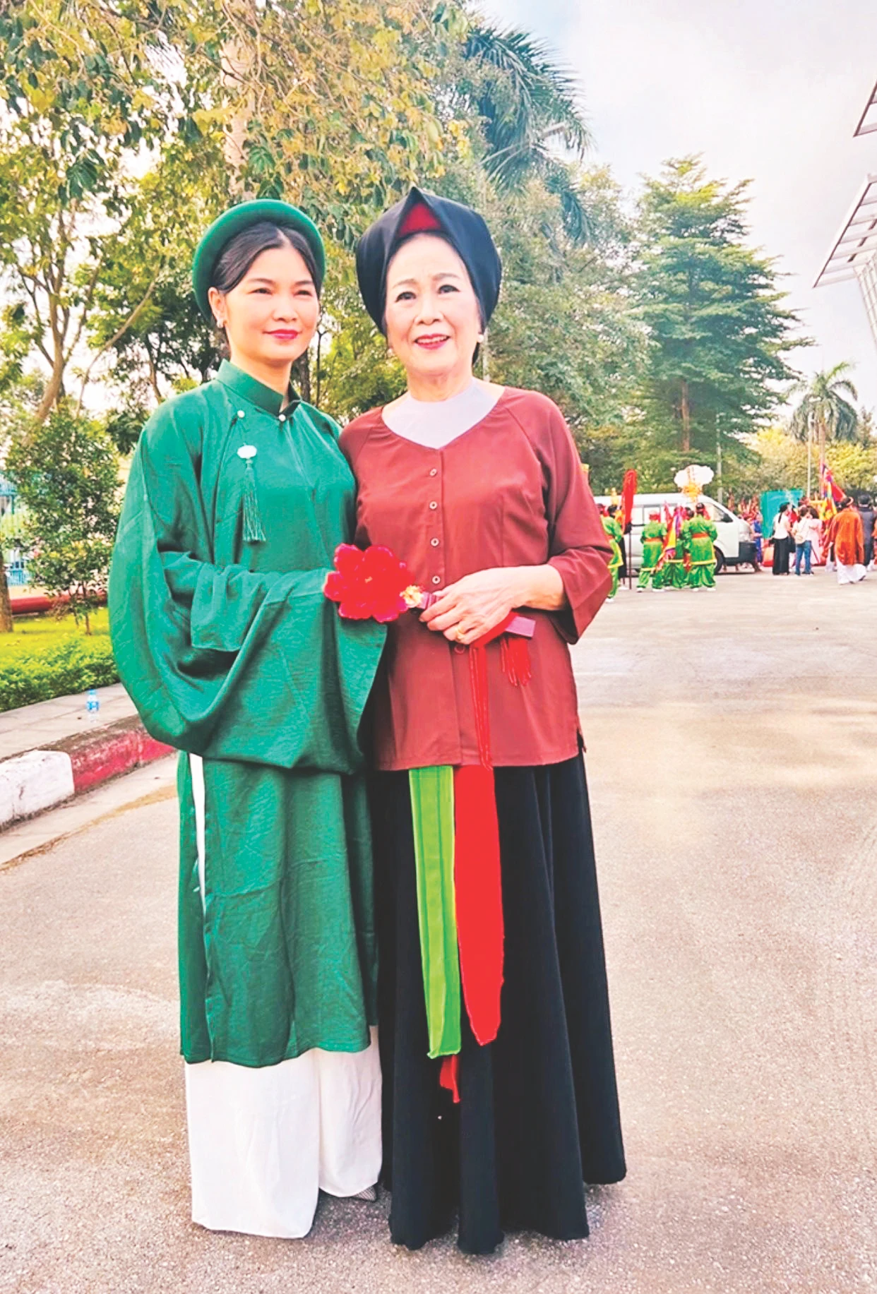 Nghệ nhân Nhân dân Phan Thị Kim Dung (phải) sau một buổi biểu diễn giao lưu nghệ thuật truyền thống.