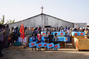 Lực lượng gìn giữ hòa bình Việt Nam tại Nam Sudan trao quà tặng người dân địa phương.